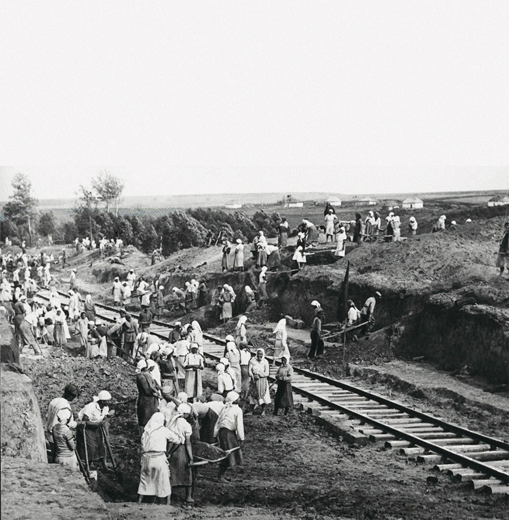 На работах по восстановлению железнодорожных путей. Курская область, 1943 г.