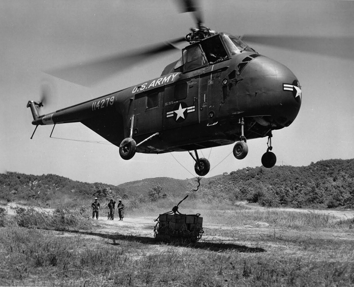 Вертолет S-55 армии США во время войны в Корее. 1950–1953 гг.